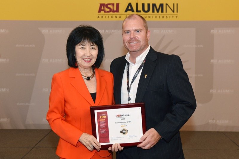 Eric Olsen receives his award from ASU Alumni Association President Christine Wilkinson.